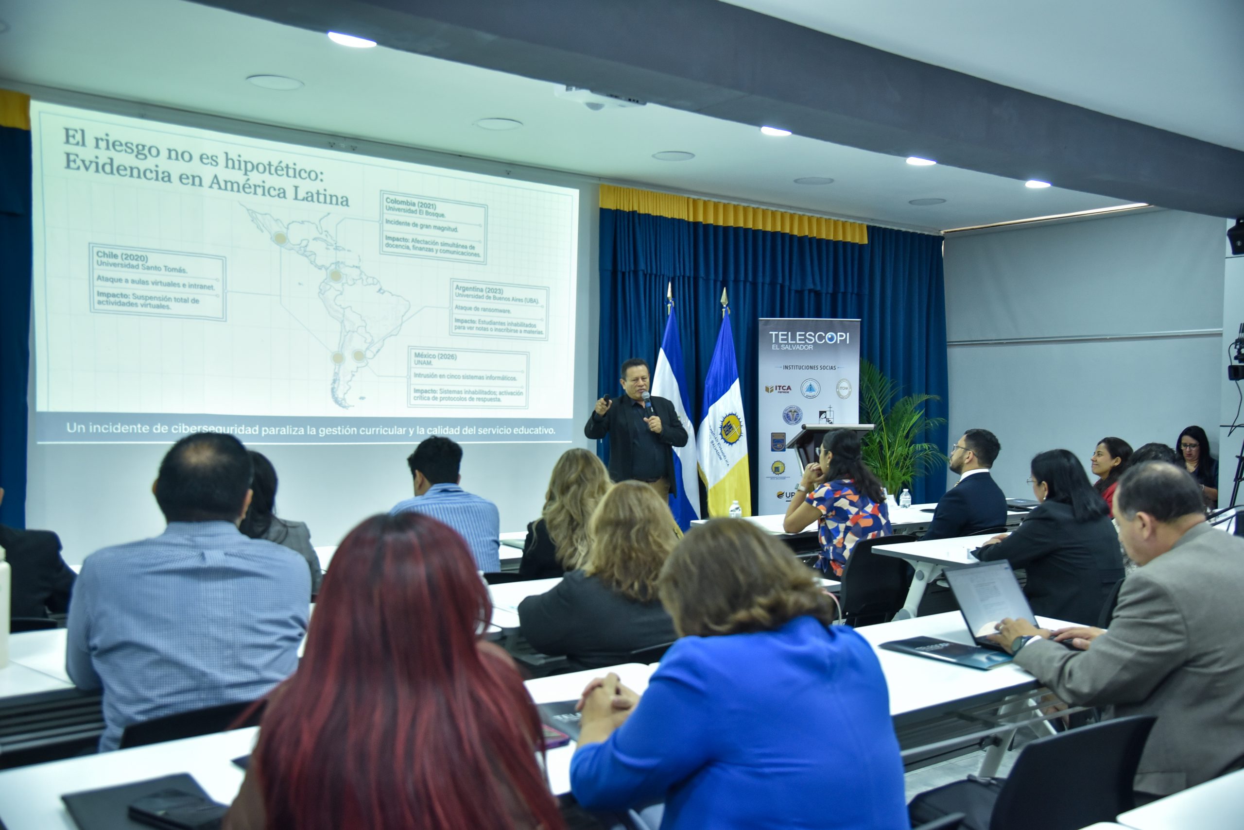 Ing. Carlos Perdomo durante su conferencia sobre ciberseguridad