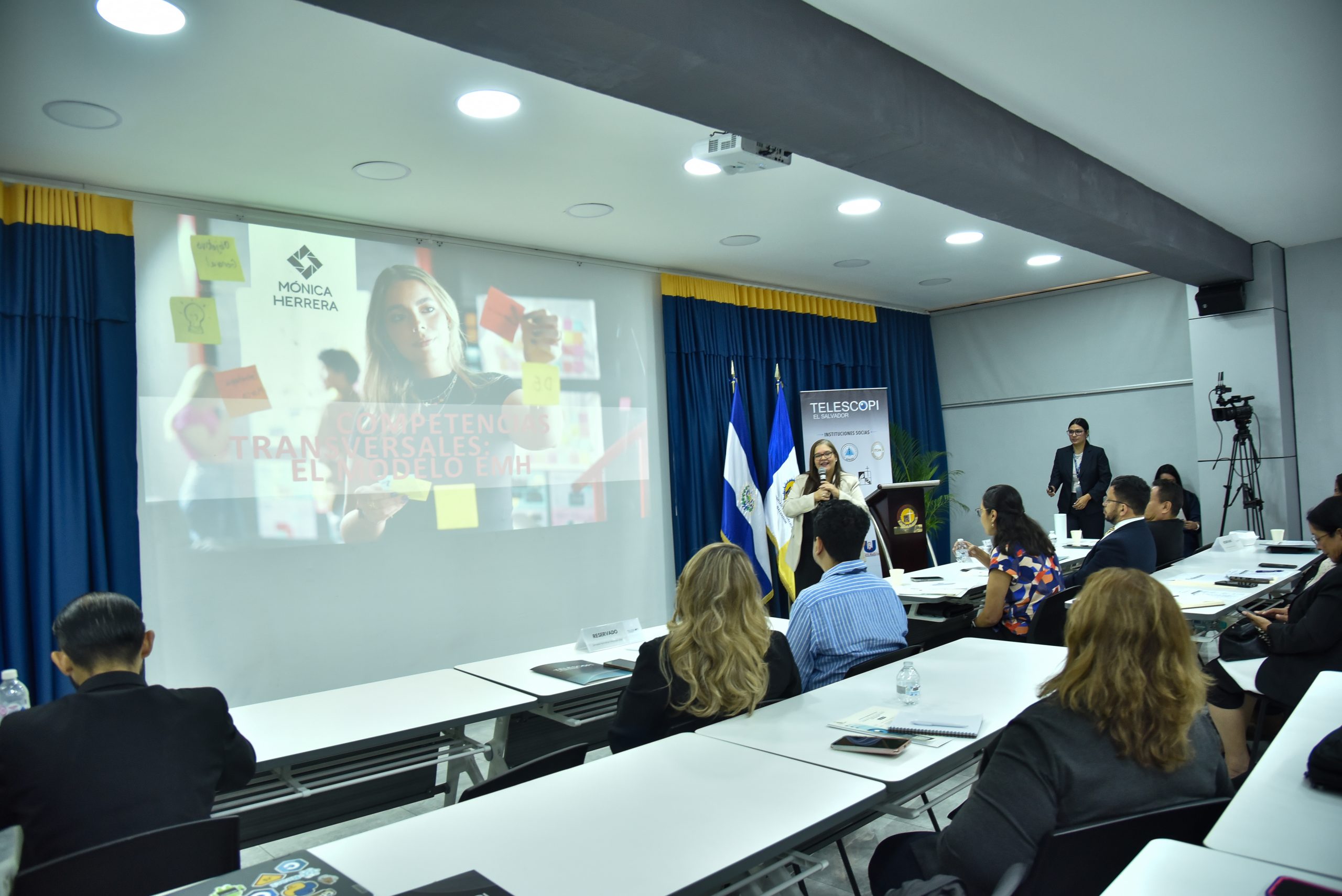 Mtra. Marisela Ávalos presentando la Buena Práctica 2025